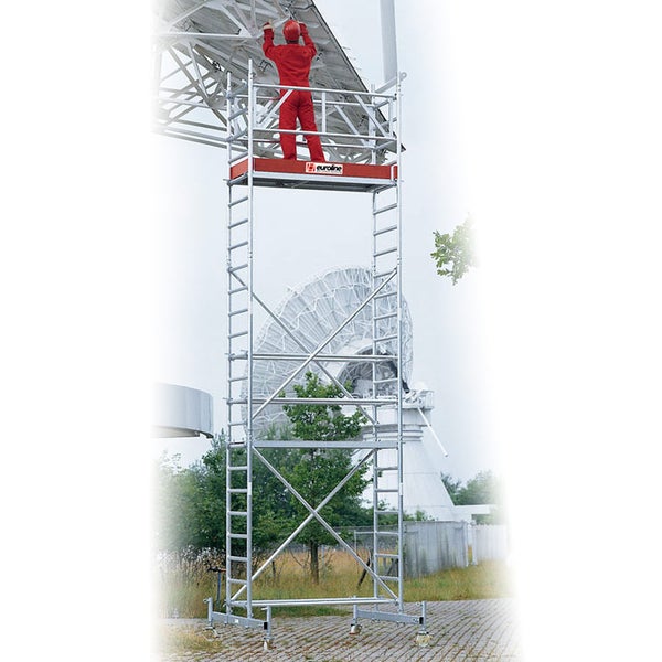 Rollgerüst mit Arbeiter bei Reparaturarbeiten