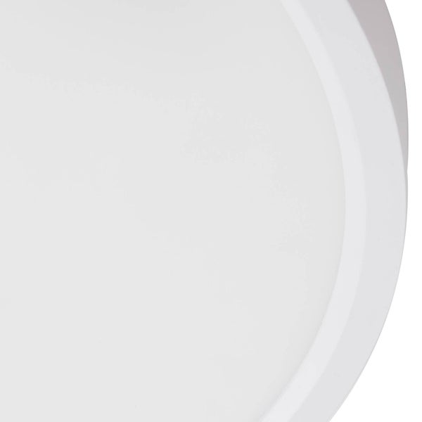 Detailansicht einer runden, weißen Deckenleuchte.