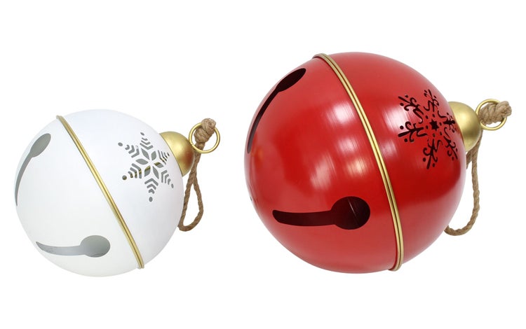 Zwei dekorative Metall Glocken als Weihnachtsbaumschmuck mit Schneeflocken Motiv und Juteband Aufhängung