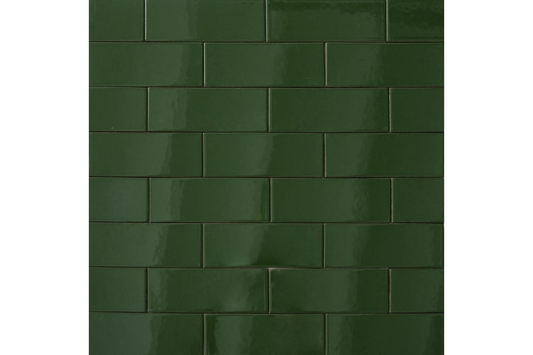 Glänzende dunkelgrüne Wandfliesen im Metro-Stil, im versetzten Verband verlegt.