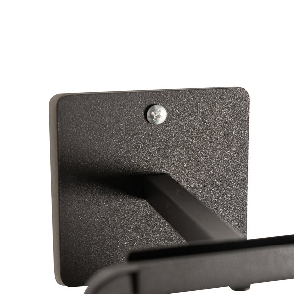 Detail einer schwarzen Wandhalterung aus Metall mit quadratischer Grundplatte und sichtbarer Befestigungsschraube.