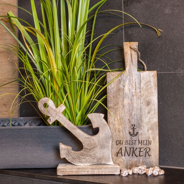 Dekorative Szene mit Holzanker, Schneidebrett mit Aufschrift 'Du bist mein Anker', Kunstpflanze und Muscheln