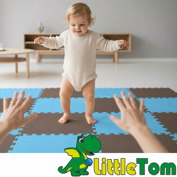 Kleinkind steht auf einer puzzleartigen Bodenmatte aus Schaumstoff mit Little Tom Logo