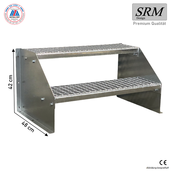 Zweistufige Industrietreppe aus Metall, Gitterroststufen, Höhe 42 Zentimeter, Tiefe 48 Zentimeter, EN 1090-1, CE zertifiziert, SRM Design Logo.