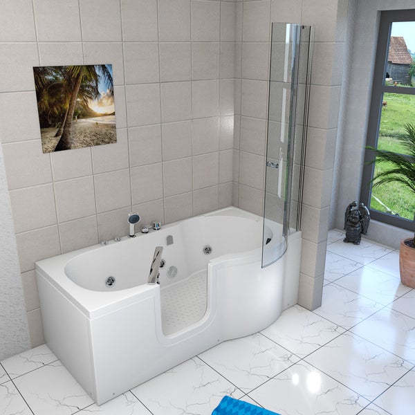 Moderne Sitzbadewanne mit Tür, Whirlpool-Düsen und klappbarem Duschaufsatz aus Glas in einem hell gefliesten Badezimmer.