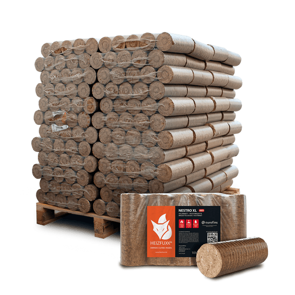 Palette mit Heizfuxx Nestro XL Holzbriketts in runder Form, inklusive einer Einzelpackung und eines losen Briketts.