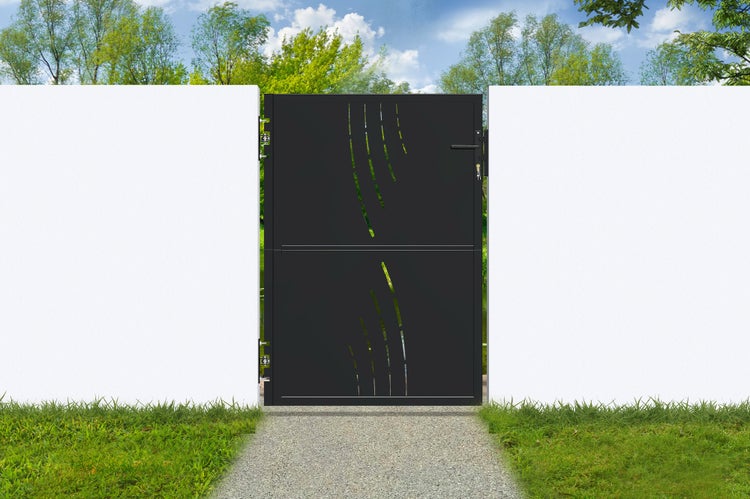 Modernes Gartentor aus schwarzem Metall mit dekorativen Mustern, montiert zwischen zwei Mauerelementen an einem Kiesweg.