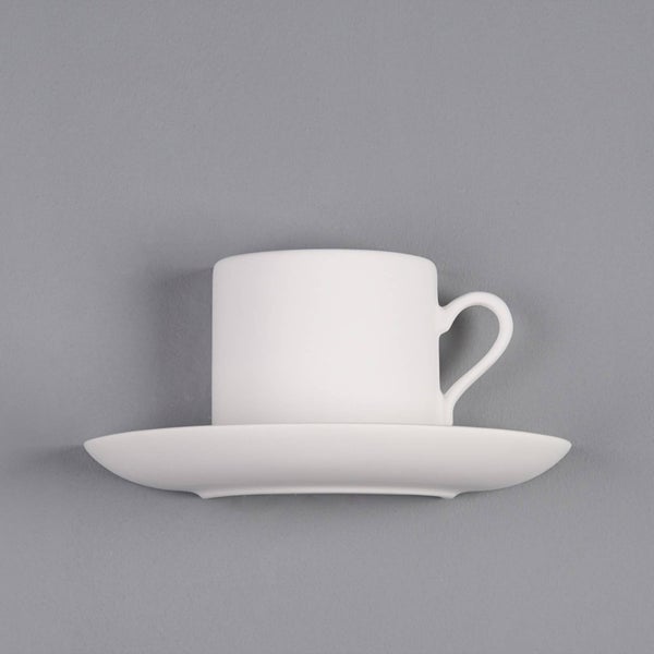 Weiße Tasse mit Untertasse aus Keramik.