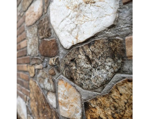 Nahaufnahme einer Wandverkleidung mit Natursteinoptik für den Aussenbereich.