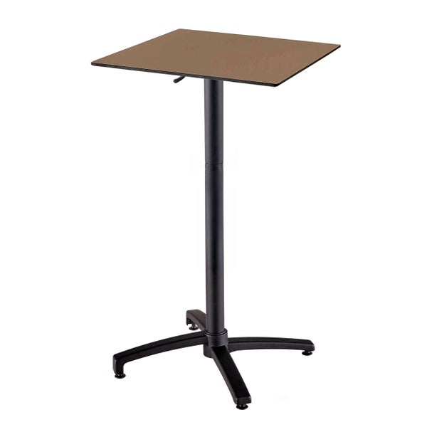 Quadratischer Stehtisch mit schwarzem Metallgestell und brauner Tischplatte.