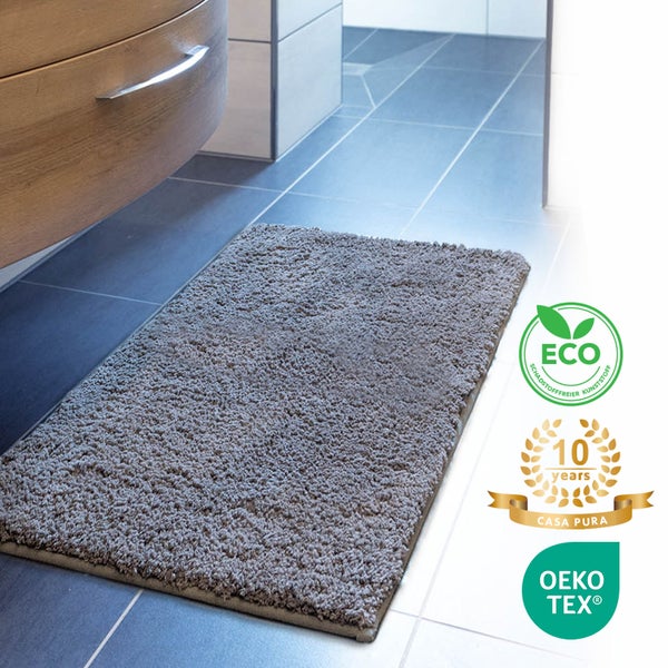 Grauer Casa Pura Badteppich im Badezimmer mit Öko-Siegel, zehn Jahre Garantie und Öko-Tex Siegel