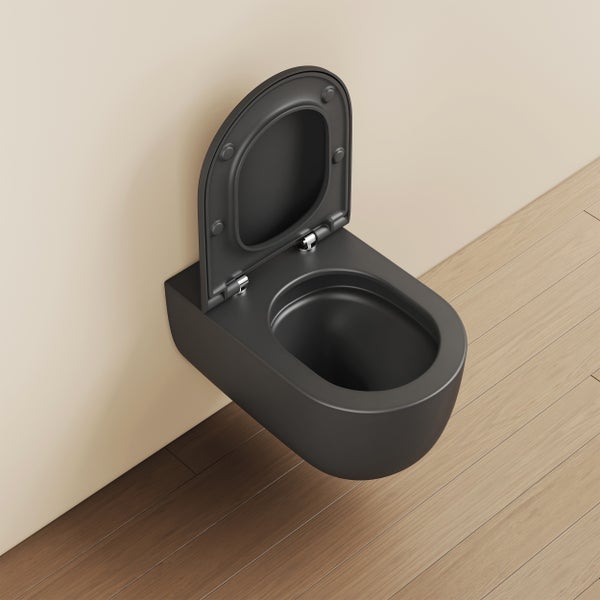 Matt schwarzes Wand-WC mit geöffnetem Deckel an einer Wand montiert, über einem Fußboden in Holzoptik.