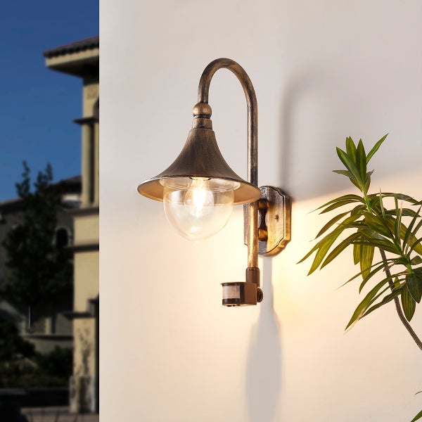 Außenwandleuchte mit Bewegungsmelder im antiken Stil aus bronzefarbenem Metall.