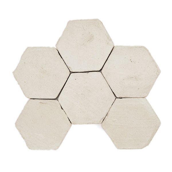 Sechs hexagonale Wandfliesen in Betonoptik angeordnet in Wabenstruktur.