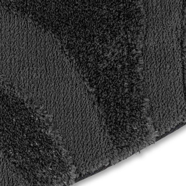 Detailaufnahme einer flauschigen Badematte mit Hoch-Tief-Struktur und diagonalem Streifenmuster.