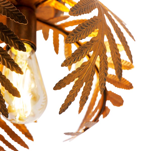 Detailansicht einer Blatt-Deckenleuchte mit Glühbirne
