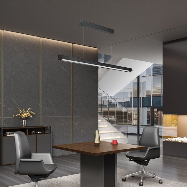 Büro mit Pendelleuchte, Schreibtisch und Bürostühlen