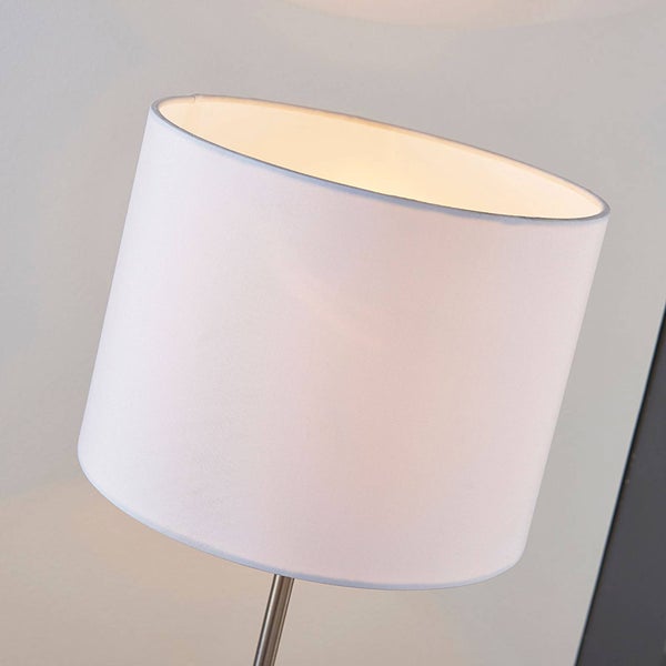 Zylindrischer Lampenschirm aus weißem Stoff für Innenleuchten mit einer Metallstange.