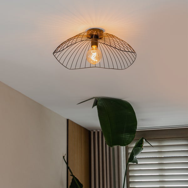 Deckenleuchte mit Metalldrahtschirm und Glühbirne