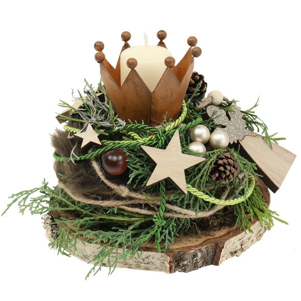 Dekorative Anordnung mit Kerze, Krone, Holzsternen, Zapfen und Grün auf einem Holzsockel.