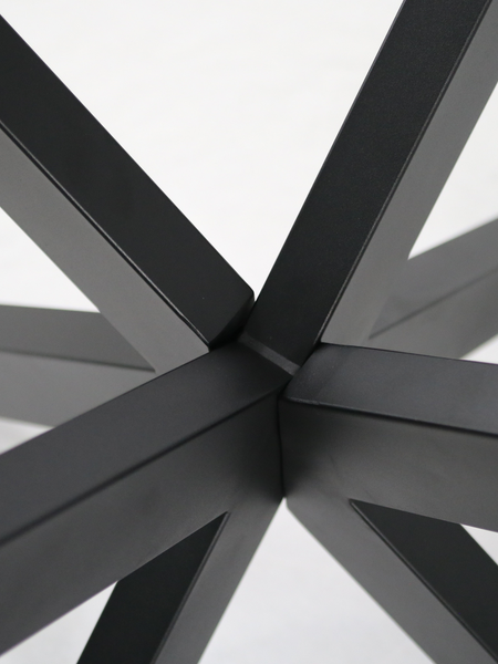 Tischgestell Spinne aus schwarzem Metall, quadratisches Rohrprofil, Detailansicht der Mittelverbindung.