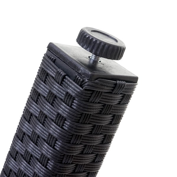 Detailansicht eines Beins eines Rattanmöbels mit Verstellfuß