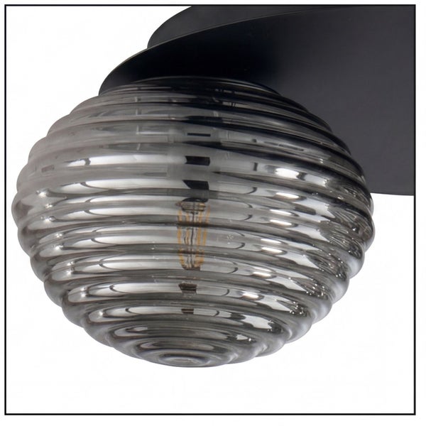 Deckenleuchte oder Wandleuchte mit rundem geriffeltem Lampenschirm aus Rauchglas und schwarzer Metallhalterung.