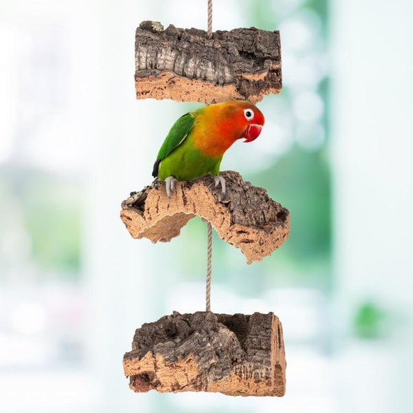 Vogelspielzeug aus Naturkork zum Aufhängen, bestehend aus drei Rindenstücken an einem Seil, besetzt mit einem Unzertrennlichen.