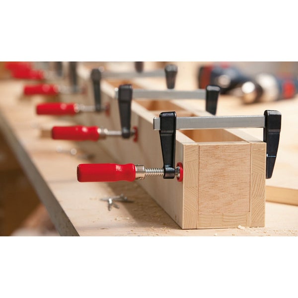 Holzwerkstück mit Schraubzwingen fixiert