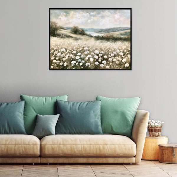 Wandbild mit Landschaftsmotiv einer Blumenwiese über einem Sofa mit Kissen in einem Wohnzimmer.