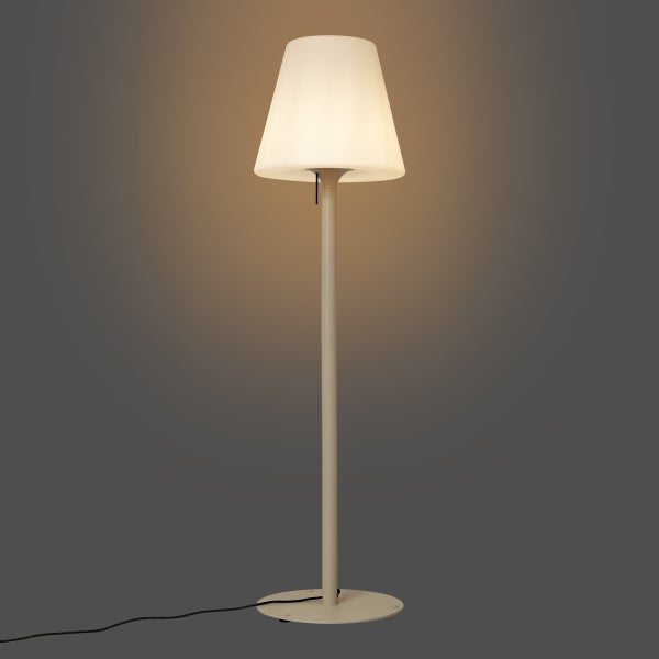 Stehleuchte mit weißem konischem Schirm und schlankem Standrohr, eingeschaltet.