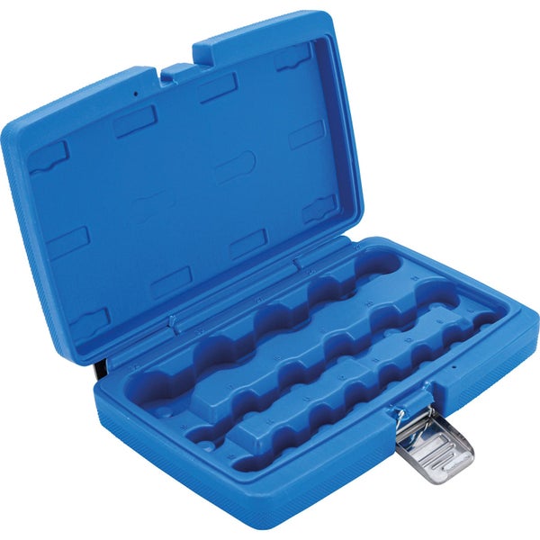 Blauer Werkzeugkoffer aus Kunststoff mit Aussparungen für Steckschlüsseleinsätze und Metallverschluss.