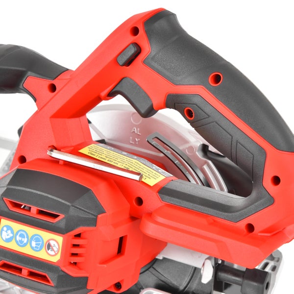 Detailansicht einer Handkreissäge in Rot und Schwarz mit Griff, Schalter, 5-Millimeter-Innensechskantschlüssel und Warnsymbolen zur Schutzausrüstung.