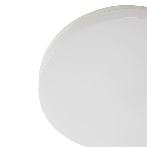 Weiße, runde Deckenleuchte aus Kunststoff.