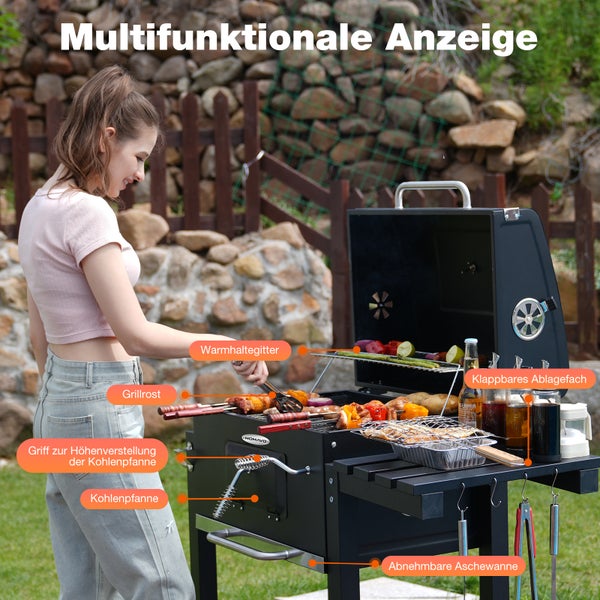 Frau grillt auf einem Holzkohlegrill mit Warmhalterost, Grillrost, höhenverstellbarer Kohlenpfanne, klappbarem Ablagefach und abnehmbarer Aschenwanne