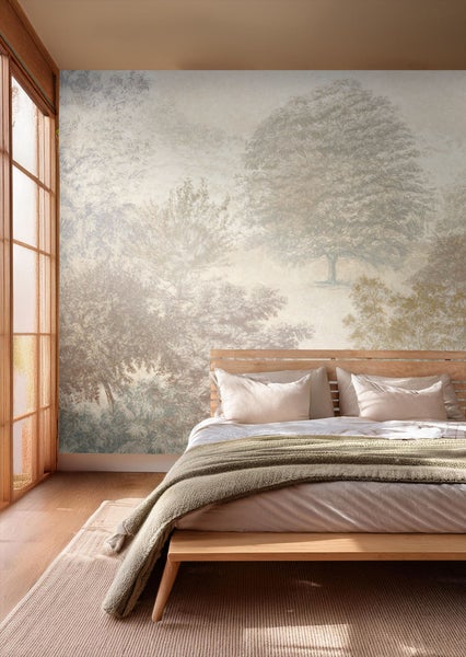 Helles Schlafzimmer mit Holzbett und Tapete mit Waldmotiv