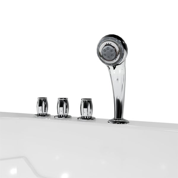 Barrierefreie Sitzbadewanne mit integrierter Seitentür, Duschwand aus Glas und verchromten Armaturen.