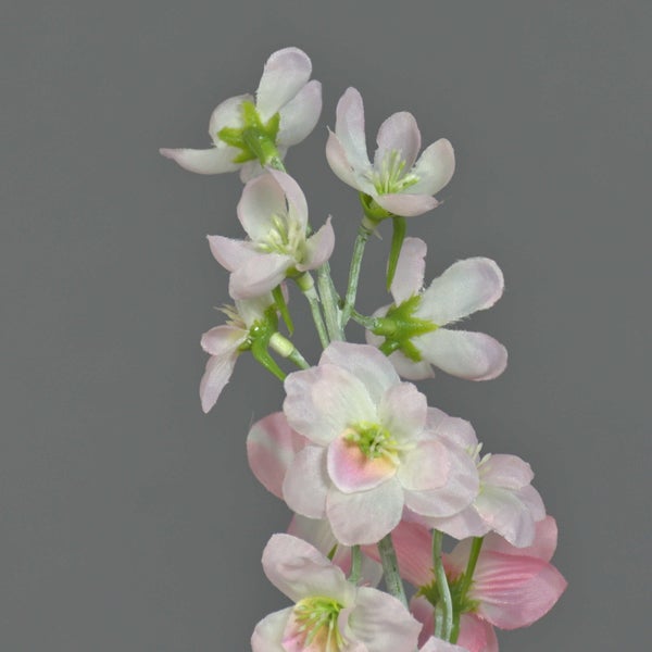Künstlicher Blütenzweig mit rosa und weißen Textilblüten für die Dekoration.