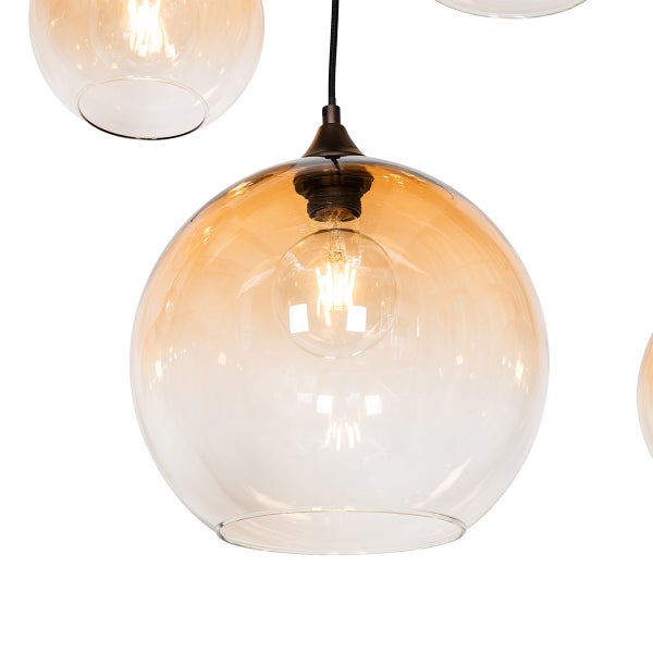 Hängelampe mit mehreren Glasschirmen in Kugelform