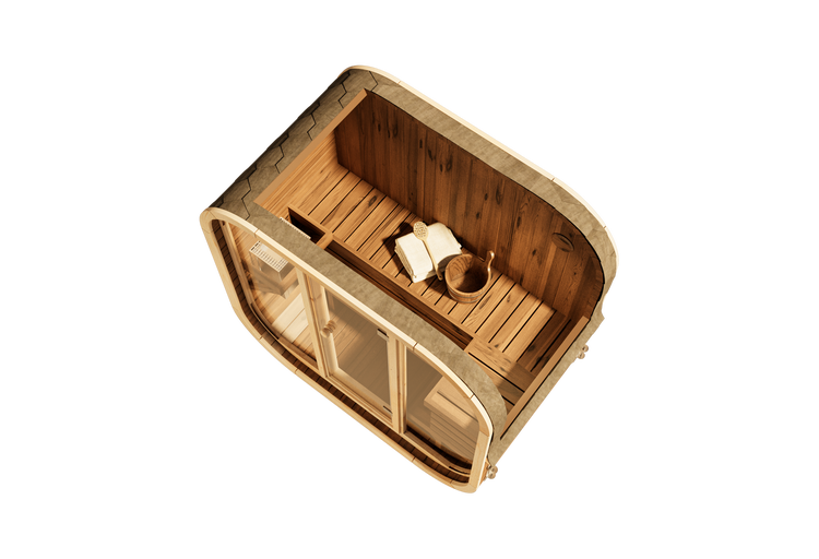 Draufsicht auf eine moderne Fasssauna aus Holz mit Glastüren, Holzbänken, einem Saunaofen und Zubehör wie Kübel und Handtüchern.