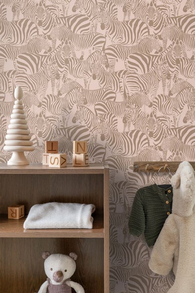 Kinderbettnische mit Tapete im Zebradesign, umrahmt von Vorhängen, inklusive Kuscheltieren und Dekokissen.