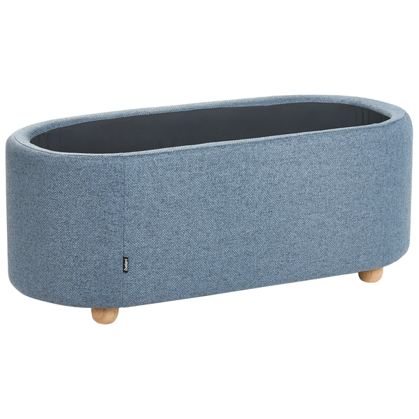 Ovales Haustierbett mit blauem Stoffbezug und kurzen Holzfüßen.