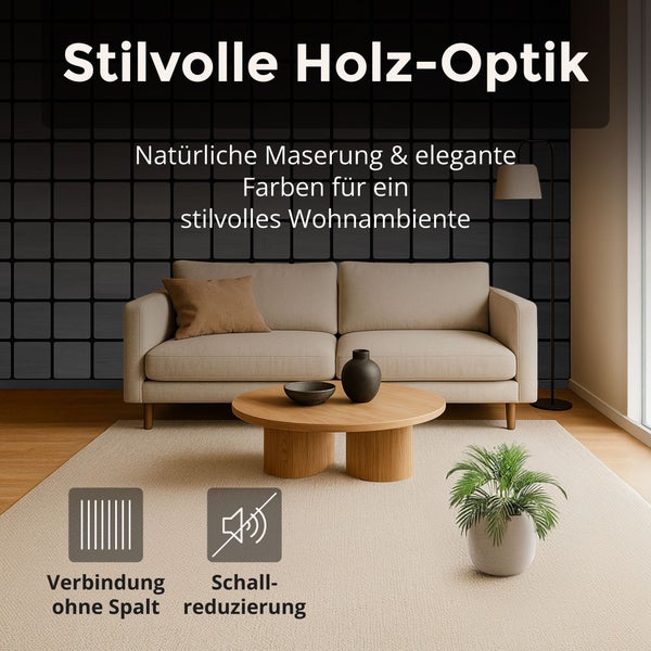 Modernes Wohnzimmer mit Akustikpaneelen in Holz-Optik, Sofa und Holztisch. Hinweise auf nahtlose Verbindung und Schallreduzierung.