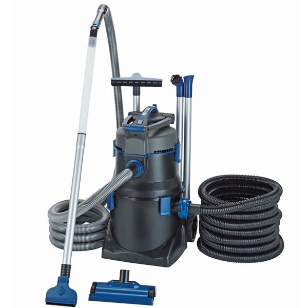Nass- und Trockensauger in Dunkelgrau und Blau mit Saugschläuchen, Verlängerungsrohren und verschiedenen Düsenaufsätzen.