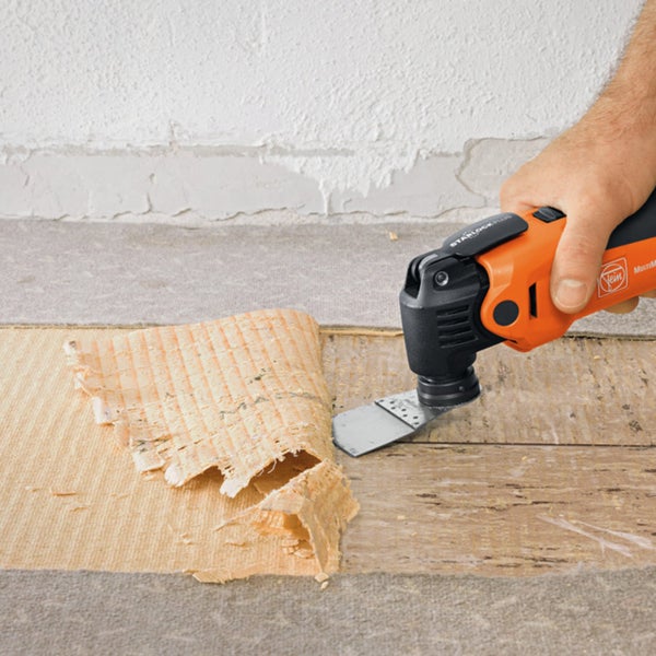 Multifunktionswerkzeug im Einsatz zum Entfernen von Material