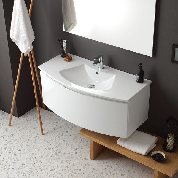 Modernes Badezimmer mit weißem Waschtisch, Spiegel und Handtuchhalter aus Holz.