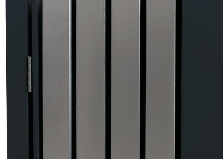 Detailansicht eines Metallzauns mit vertikalen Streben