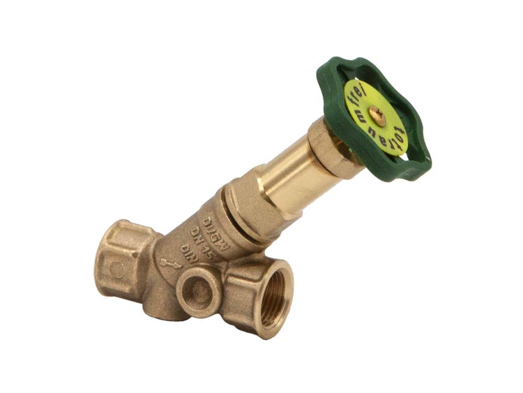 Schrägsitzventil aus Messing mit grünem Handrad, DN 15, für die Trinkwasserinstallation.