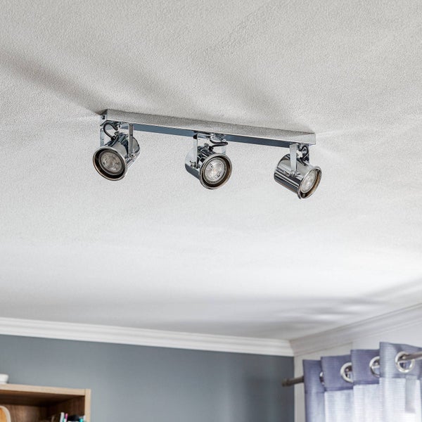 Deckenleuchte mit drei Strahlern im Wohnraum