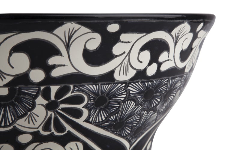 Detailansicht einer Dekoschale mit floralem Muster